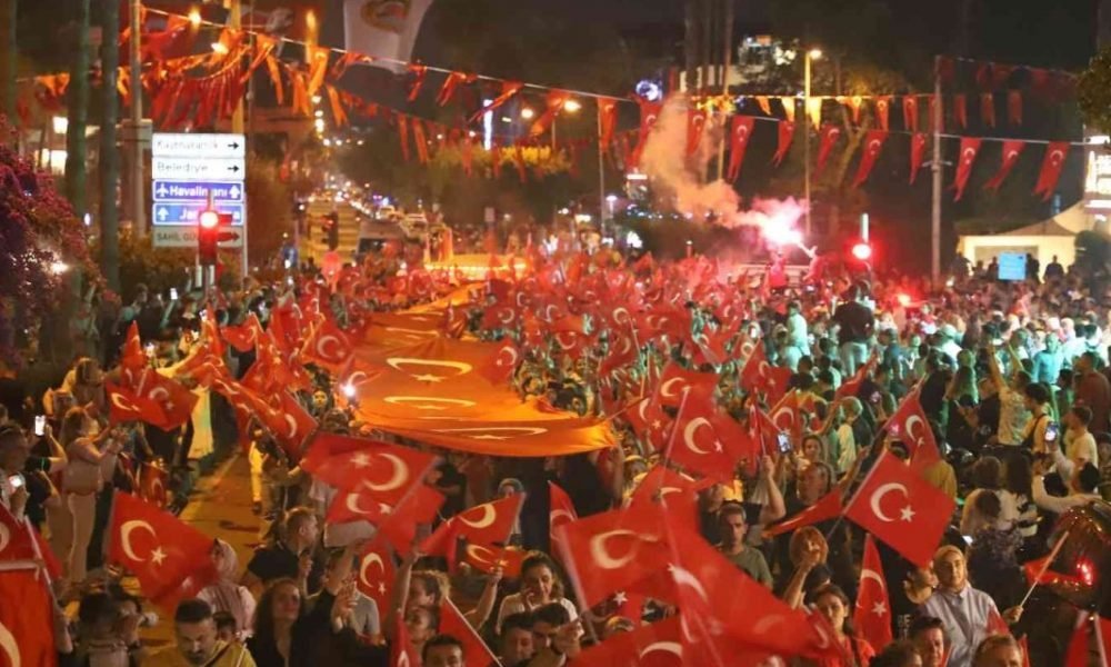 ALANYA CUMHURİYETİN 99. YILINI FENER ALAYI VE KONSERLERLE KUTLAYACAK - Mega TV fener alayı