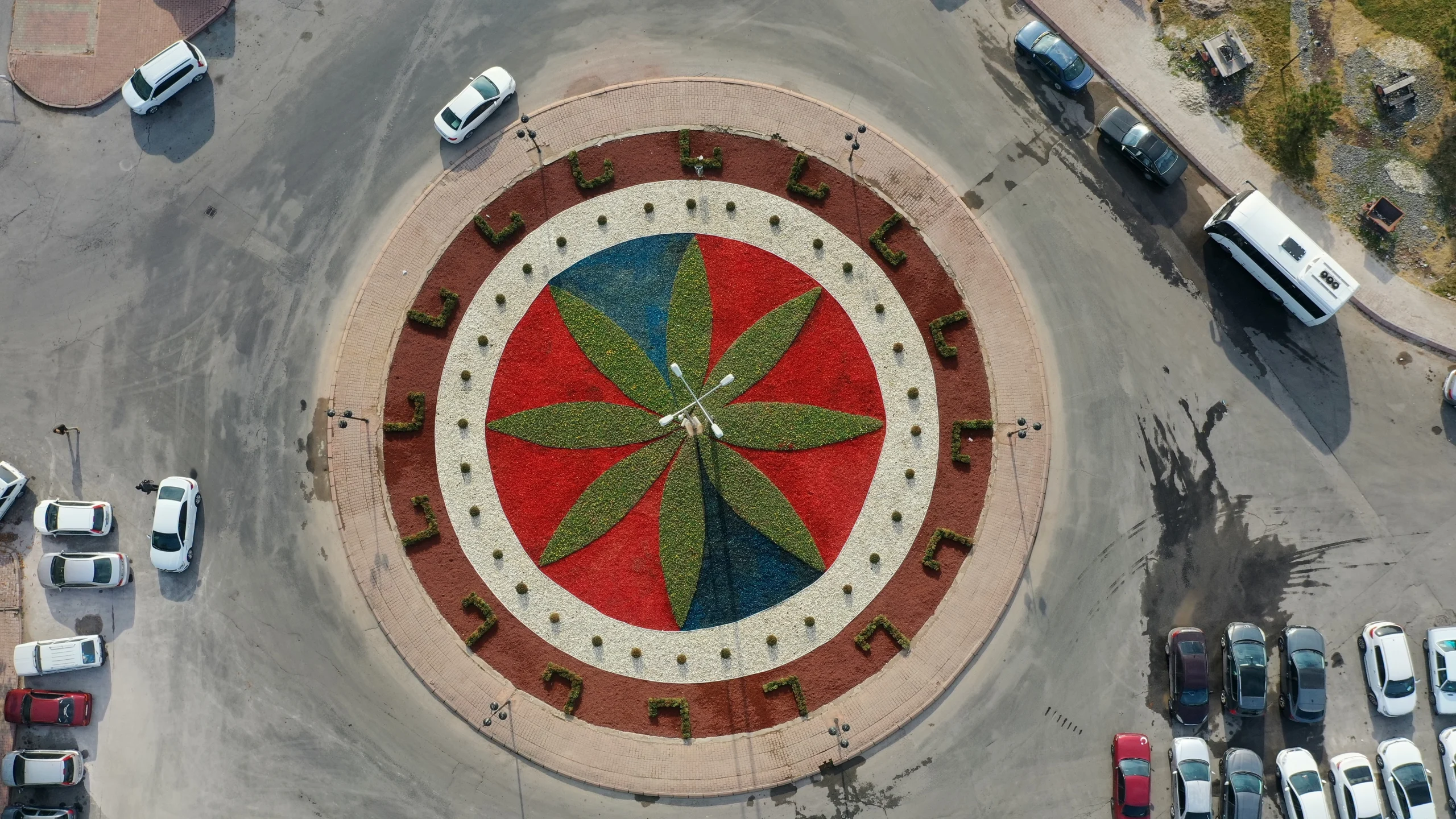 BÜYÜKŞEHİR, PEYZAJ ÇALIŞMALARI İLE KENT ESTETİĞİNİ ARTIYOR