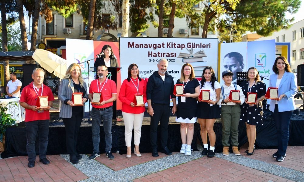 MANAVGATLI YAZARLAR OKURLARIYLA BULUŞTU - Mega TV DSC_0209
