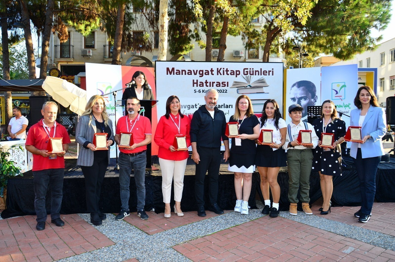 MANAVGATLI YAZARLAR OKURLARIYLA BULUŞTU