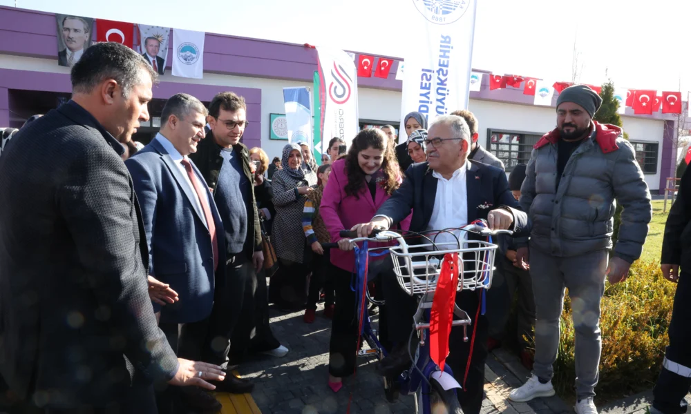 BÜYÜKKILIÇ’TAN DUYGULANDIRAN JEST - Mega TV 098A4063-g