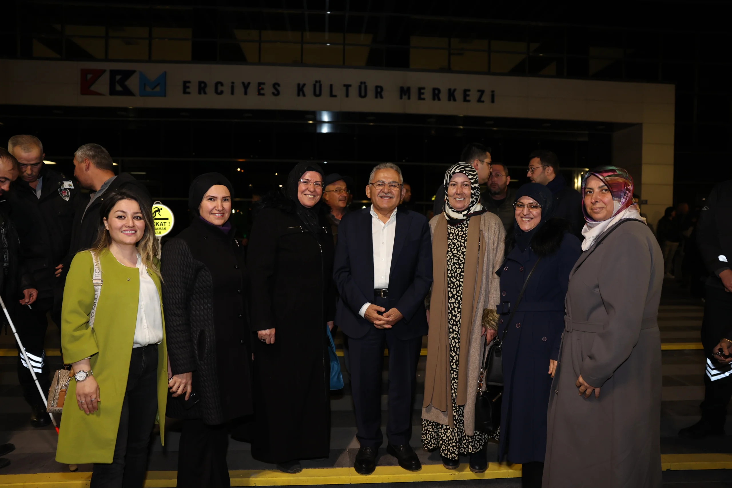 BÜYÜKKILIÇ, DÜNYA ENGELLİLER GÜNÜ’NE ÖZEL KONSERDE ‘ÖZEL’ VATANDAŞLARLA BULUŞTU