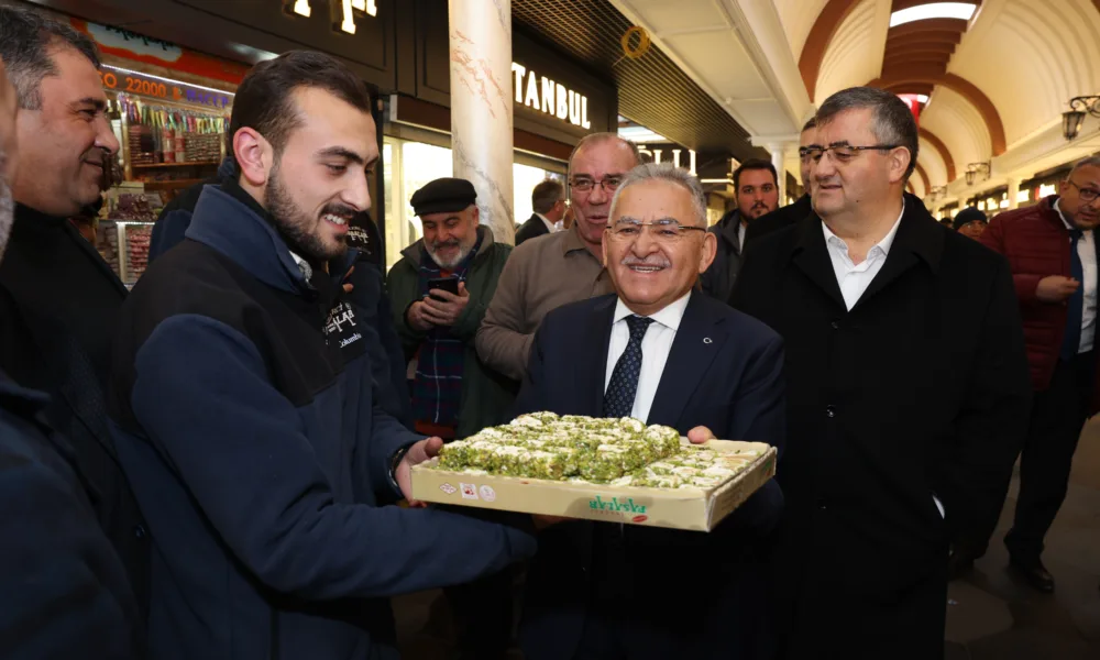 Başkan Büyükkılıç, Tarihi Kapalı Çarşı Ve Kazancılar Çarşısı Esnafını Ziyaret Etti - Mega TV 098A6229-i