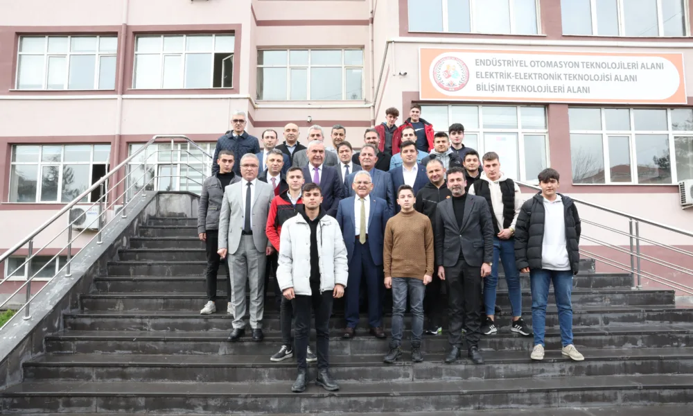 Öğrenci Dostu Başkan, Gençlerle Kucaklaştı - Mega TV 098A8032-7