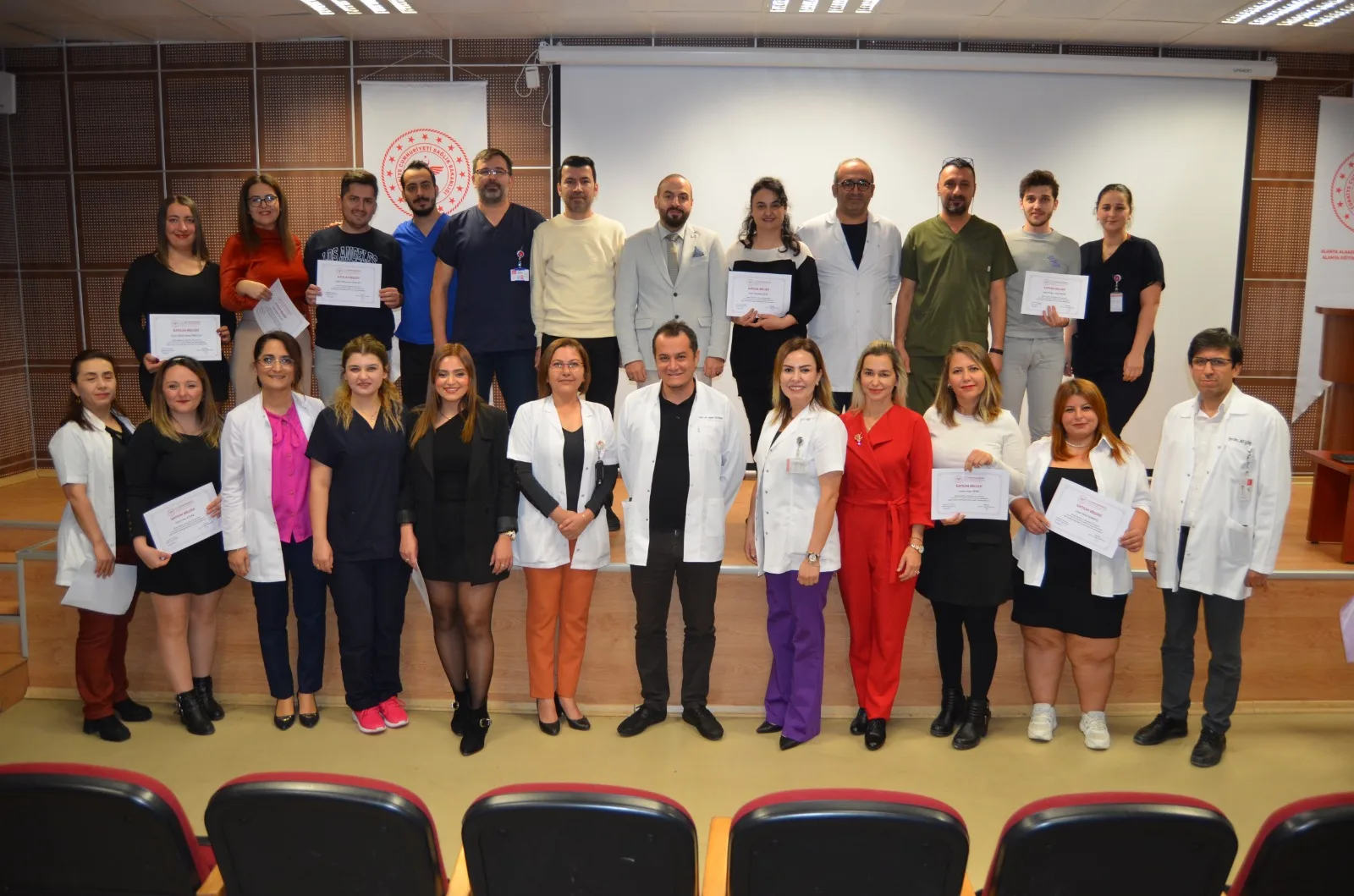 YOĞUN BAKIM HEMŞİRELERİNE SERTİFİKA TÖRENİ DÜZENLENDİ