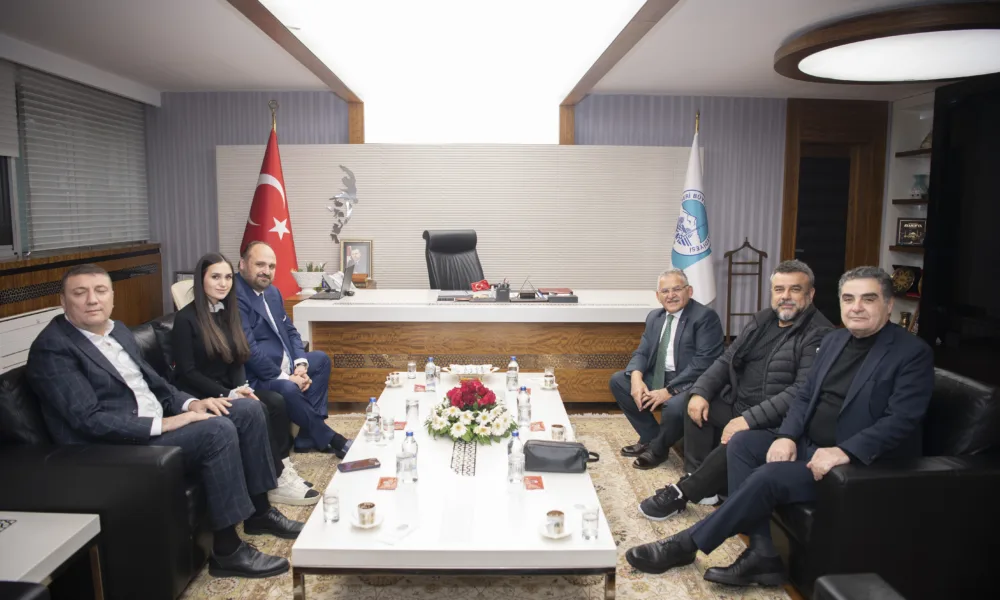 BAŞKAN BÜYÜKKILIÇ’A, SEVİLEN SANATÇI BÜLENT SERTTAŞ’TAN ZİYARET - Mega TV Fatih Öztürk ve Bülent Sertaş (3)-q