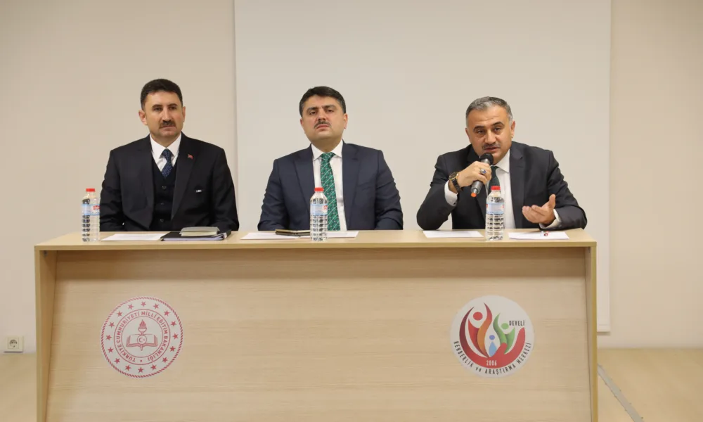 İLÇE PROTOKOLÜ “DEVELİDE AKADEMİK BAŞARI VE GELİŞİM PROJESİ” İÇİN OKUL MÜDÜRLERİYLE BİR ARAYA GELDİ - Mega TV akademik başarı toplantı (3)