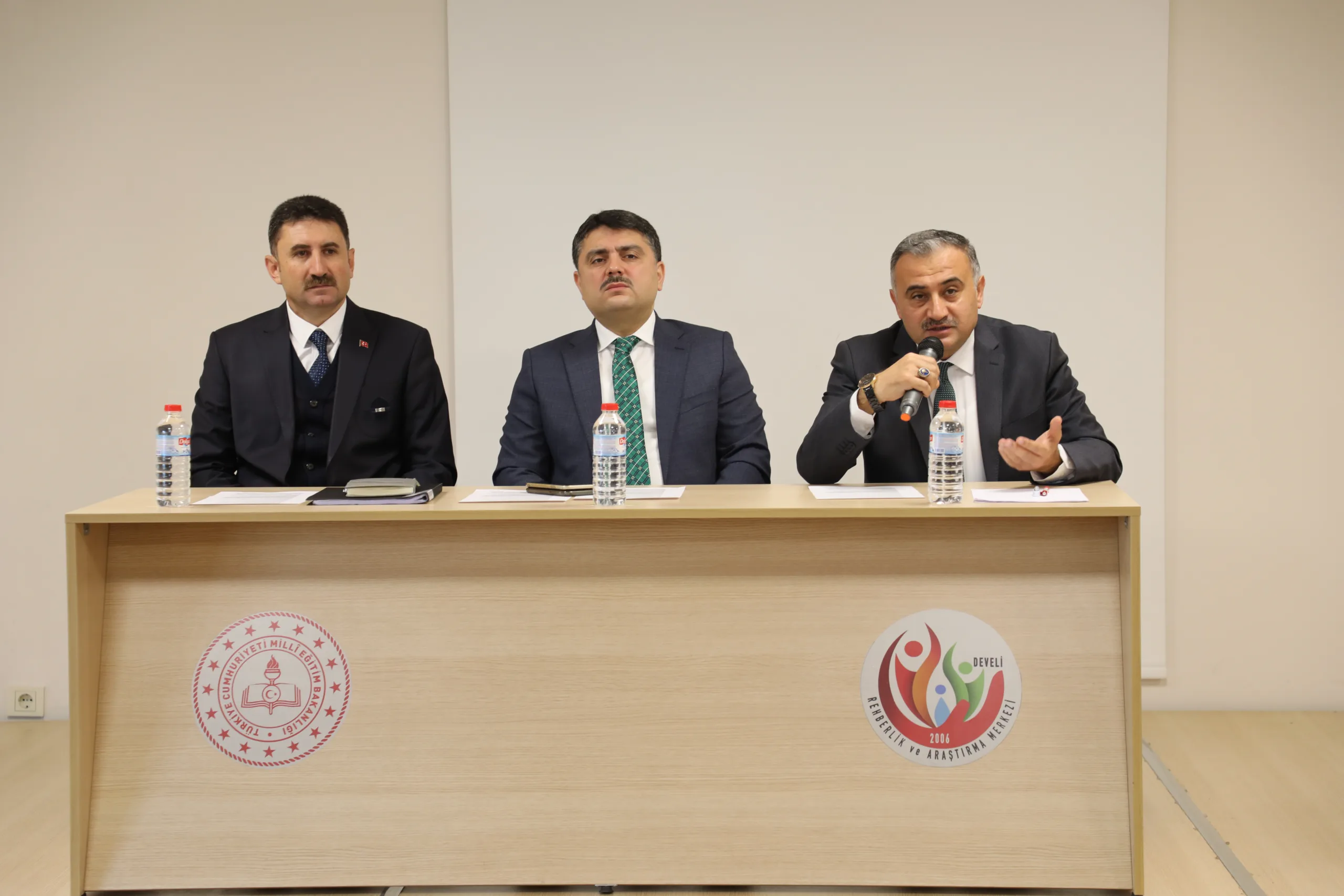 İLÇE PROTOKOLÜ “DEVELİDE AKADEMİK BAŞARI VE GELİŞİM PROJESİ” İÇİN OKUL MÜDÜRLERİYLE BİR  ARAYA GELDİ