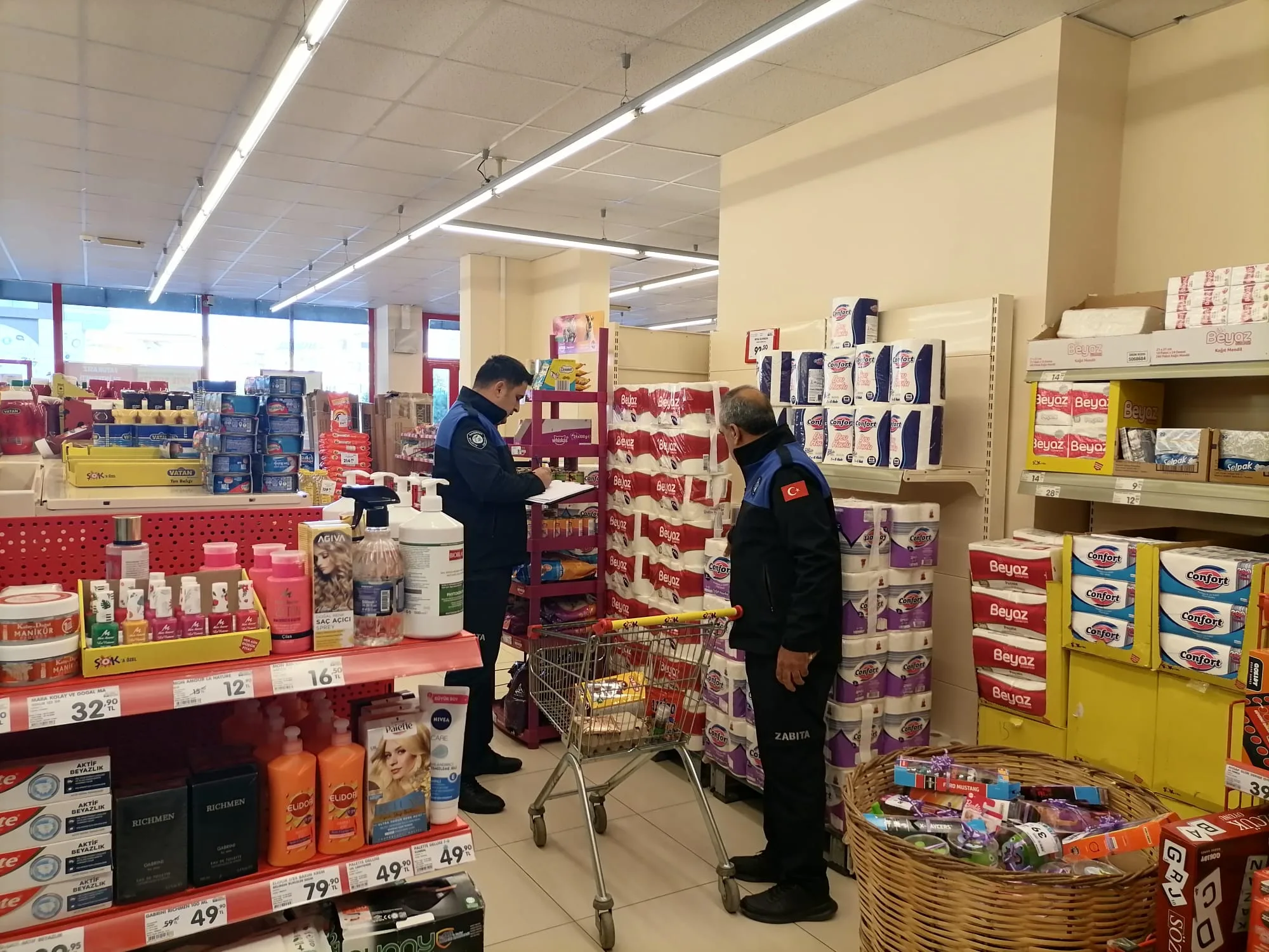 GAZİPAŞA BELEDİYESİ ZABITA EKİPLERİ MARKETLERİ DENETLEDİ