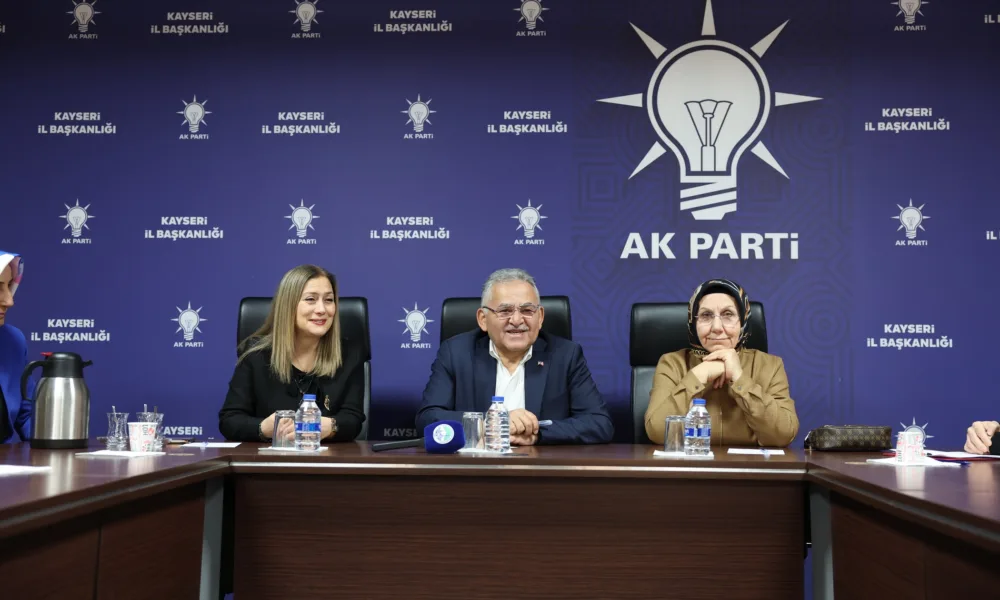 BÜYÜKKILIÇ, AK PARTİ KAYSERİ İL KADIN KOLLARI ÜYELERİ İLE İSTİŞARE TOPLANTISI GERÇEKLEŞTİRDİ - Mega TV 098A8347-z