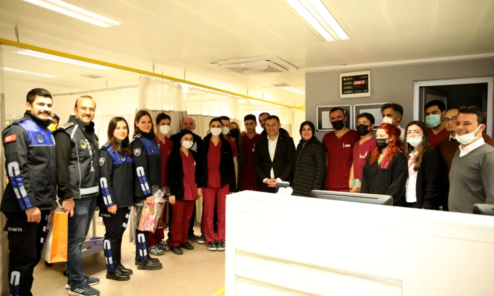 BAŞKAN YÜCEL HASTANELER VE EMNİYET GÜÇLERİNİ ZİYARET ETTİ VATANDAŞLARIN YENİ YILINI KUTLADI - Mega TV 14