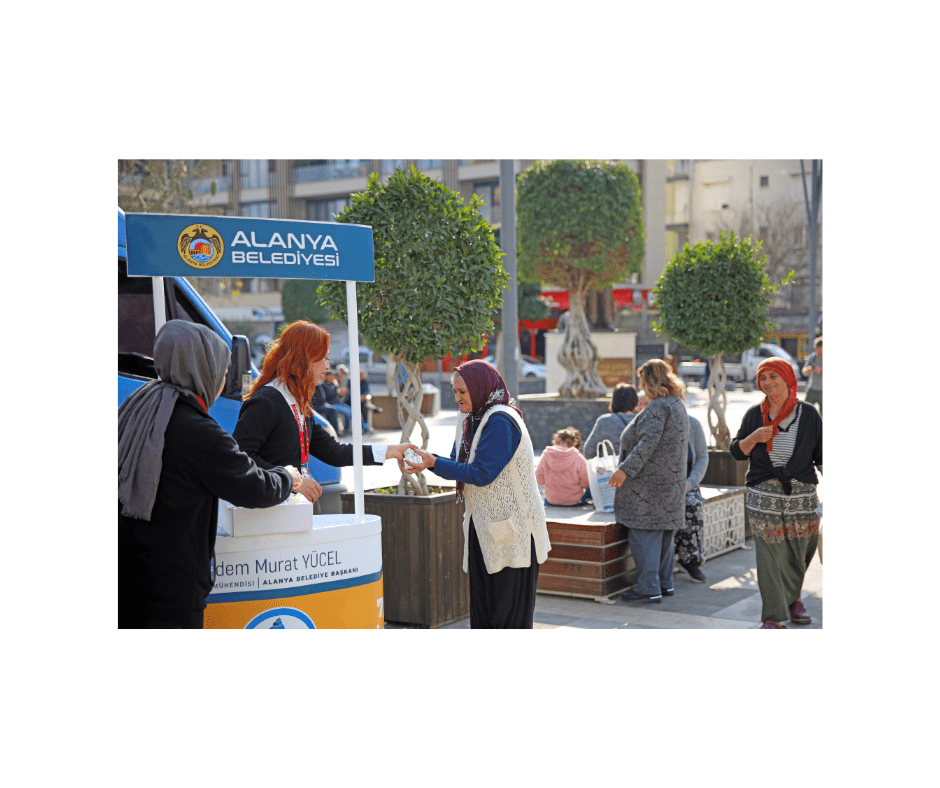 ALANYA BELEDİYESİ PAZAR YERİ VE CAMİLERDE VATANDAŞLARA LOKUM DAĞITTI