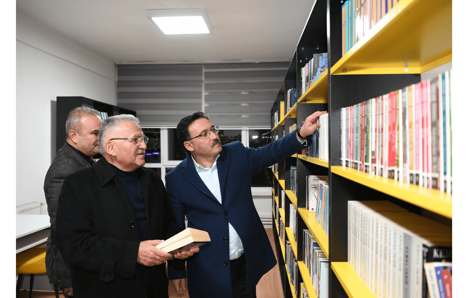 BÜYÜKKILIÇ İLE ÇİÇEK, YENİ HİZMETE AÇILAN AKKIŞLA İLÇE HALK KÜTÜPHANESİ’Nİ İNCELEDİ - Mega TV Adsız tasarım (1)