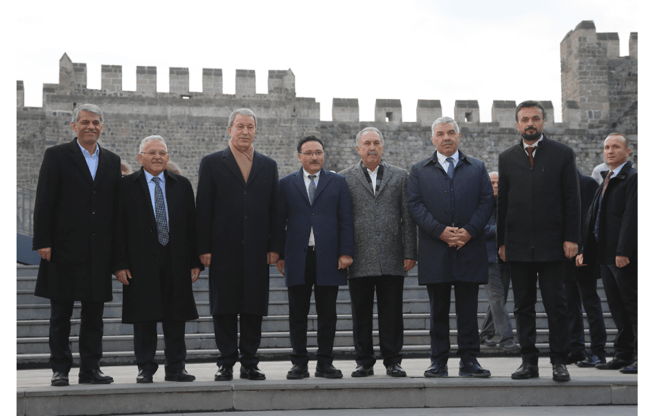 BAŞKAN BÜYÜKKILIÇ, BAKAN AKAR İLE BİRLİKTE TARİHİ KALE’DE VATANDAŞLARLA BULUŞTU - Mega TV Adsız tasarım