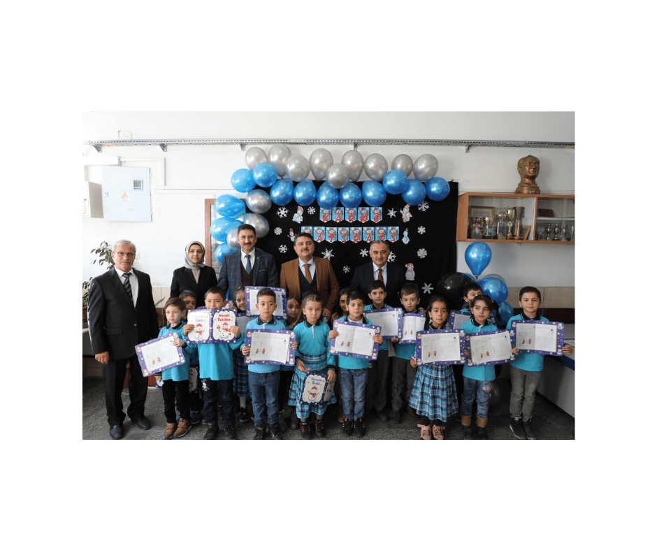 İLÇE PROTOKOLÜ KARNE GÜNÜNDE MİNİKLERİN HEYECANINA ORTAK OLDU