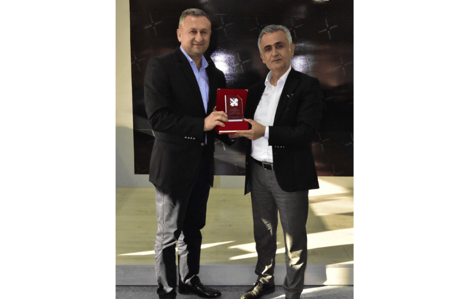 ŞEVKET ÖZKAN’A ANLAMLI PLAKET - Mega TV Adsız tasarım - 2023-01-31T132458.650