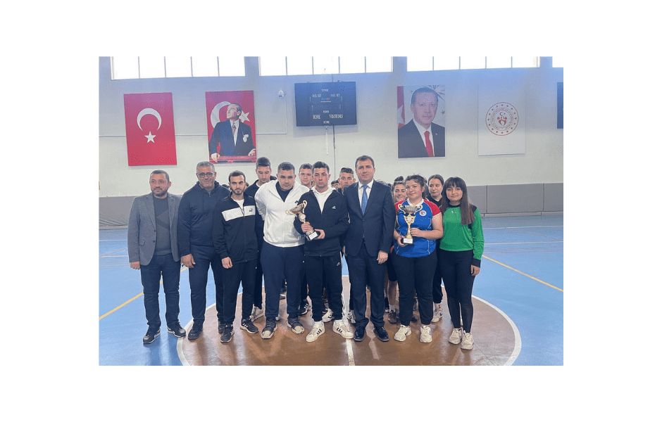 GAZİPAŞA KAYMAKAMI ORHAN ALTUN FUTBOL MÜSABAKASINDA DERECEYE GİREN ÖĞRENCİLERE KUPALARINI TAKDİM ETTİ - Mega TV Adsız tasarım (27)