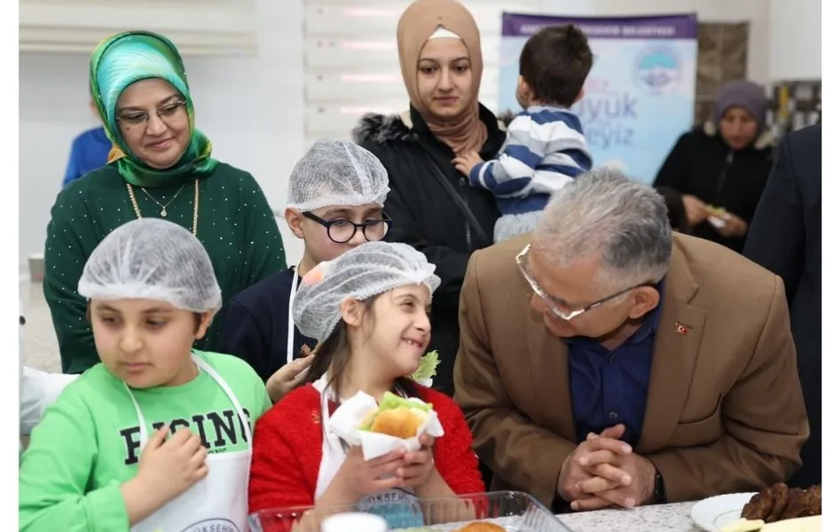 BAŞKAN BÜYÜKKILIÇ, ÖZEL ÇOCUKLARLA KAYMEK MUTFAĞINDA BULUŞTU - Mega TV Adsız tasarım