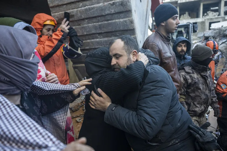 KEPÇE OPERATÖRÜ OSMAN AYDEMİR DEPREMDEN 47 SAAT SONRA BABASININ SAĞ ÇIKARILMASINI SAĞLADI