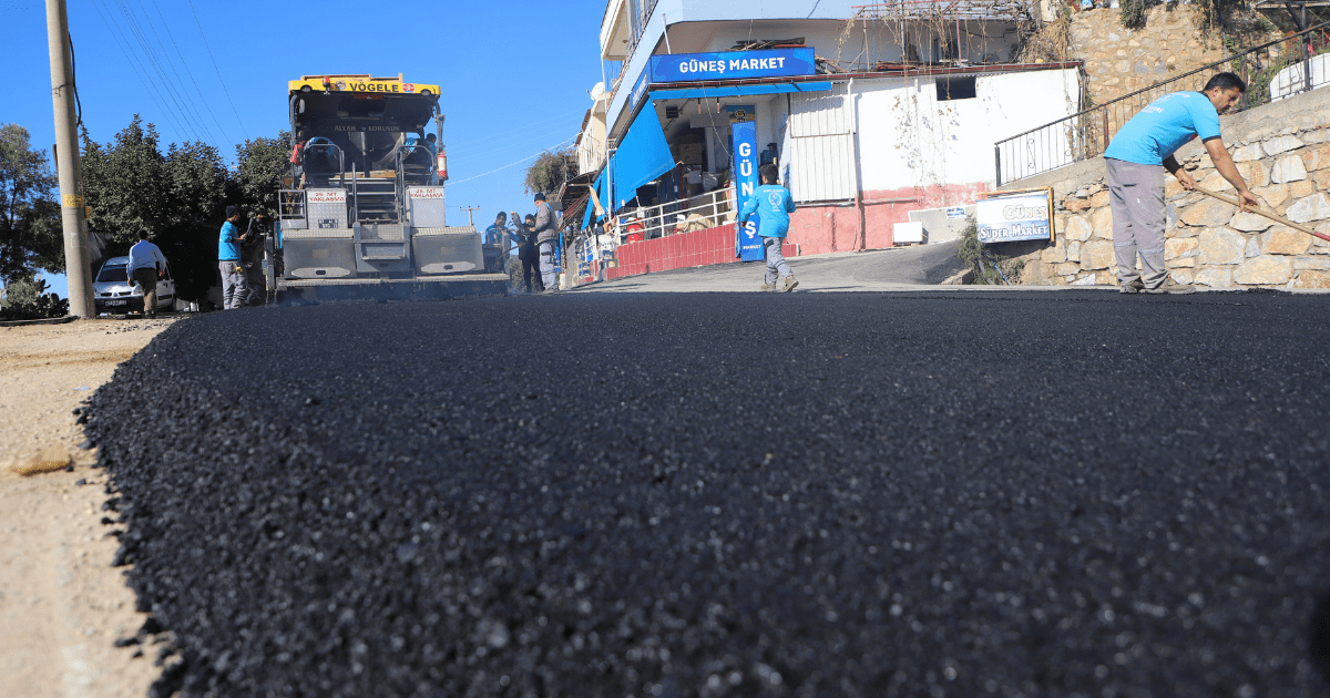 MERKEZ MAHALLELERDE BAŞLATILAN ASFALT YENİLEME ÇALIŞMALARI BEKTAŞ MAHALLESİ’NDE DEVAM EDİYOR