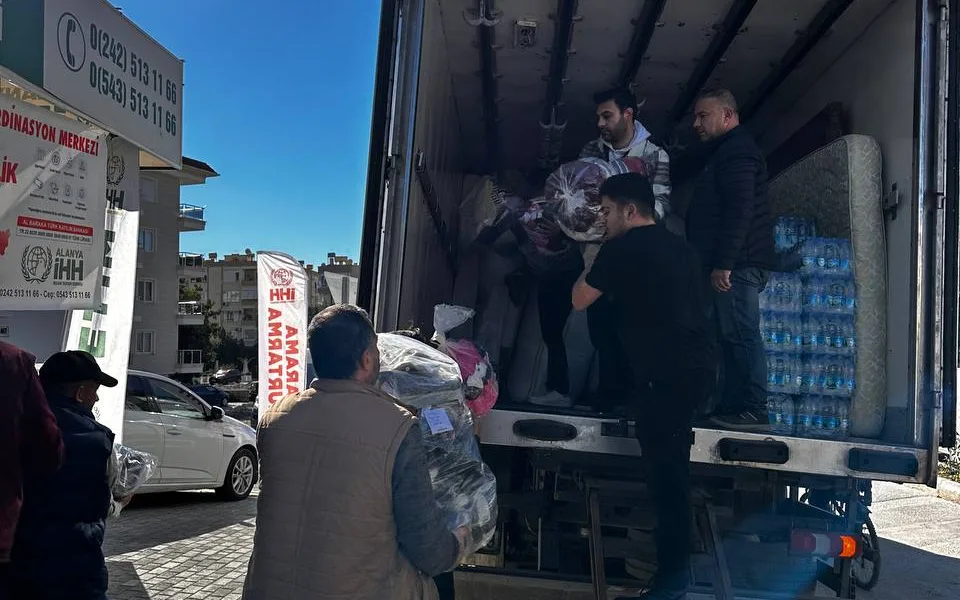 MEGA TV 1.TIR YARDIMI AFET BÖLGESİNE YOLA ÇIKTI - Mega TV kmkj