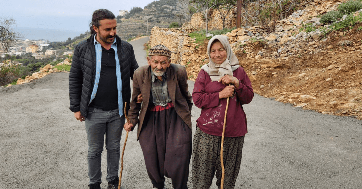 YAŞLI VE ENGELLİ ÇİFTİN YOL SORUNUNU BAŞKAN YÜCEL ÇÖZDÜ