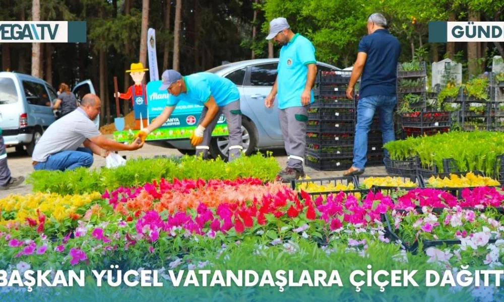 BAŞKAN YÜCEL VATANDAŞLARA ÇİÇEK DAĞITTI - Mega TV Web Haber Şablon (5)