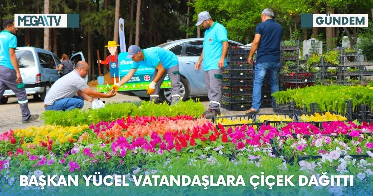 BAŞKAN YÜCEL VATANDAŞLARA ÇİÇEK DAĞITTI