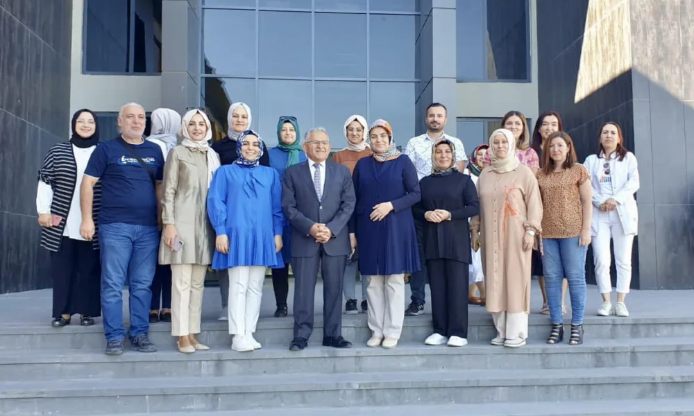 Başkan Büyükkılıç, İlmiye-Ahmet Nuri Büyükkılıç İlkokulu'nda Miniklerin Heyecanına Ortak Oldu - Mega TV 377506561_855732612579193_8981432216521652843_n-e-min