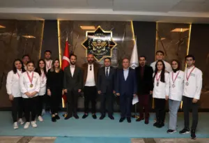 Ödül Alan Öğrencilerden Rektör’e Ziyaret - Mega TV 5M3A3531 min - Mega TV
