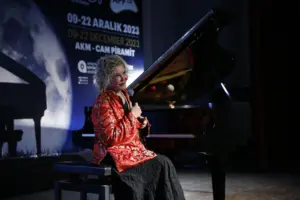 Aksu Fen Lisesi Gulsin Onay Konseri 17 min - Mega TV