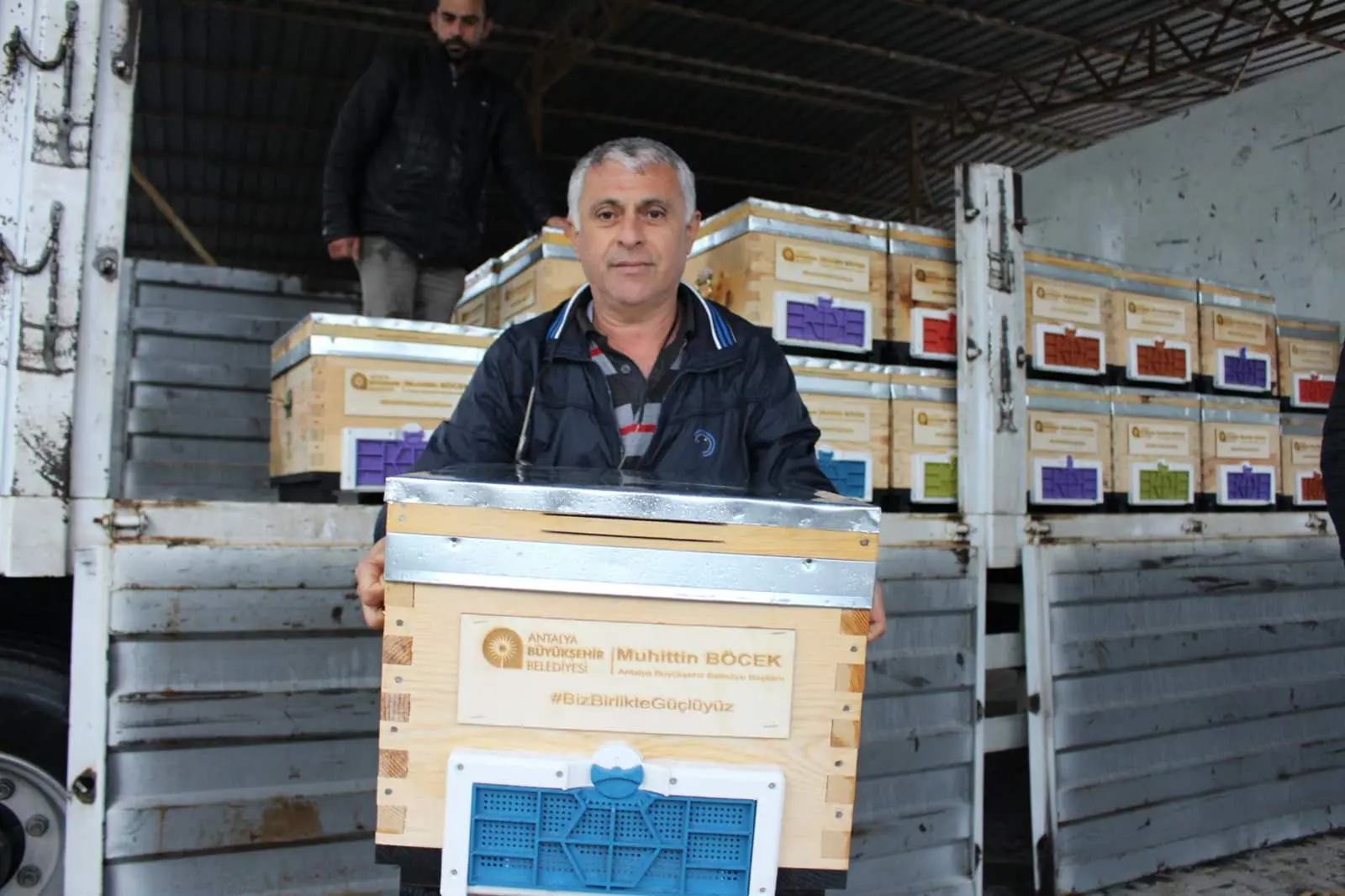 Kemer’de arı üreticilerine kovan desteği
