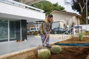 Büyükşehir Belediyesi şehri renklendiriyor - Mega TV Konyaalti Caddesi Kurakcil Peyzaj Calismasi 9 - Mega TV
