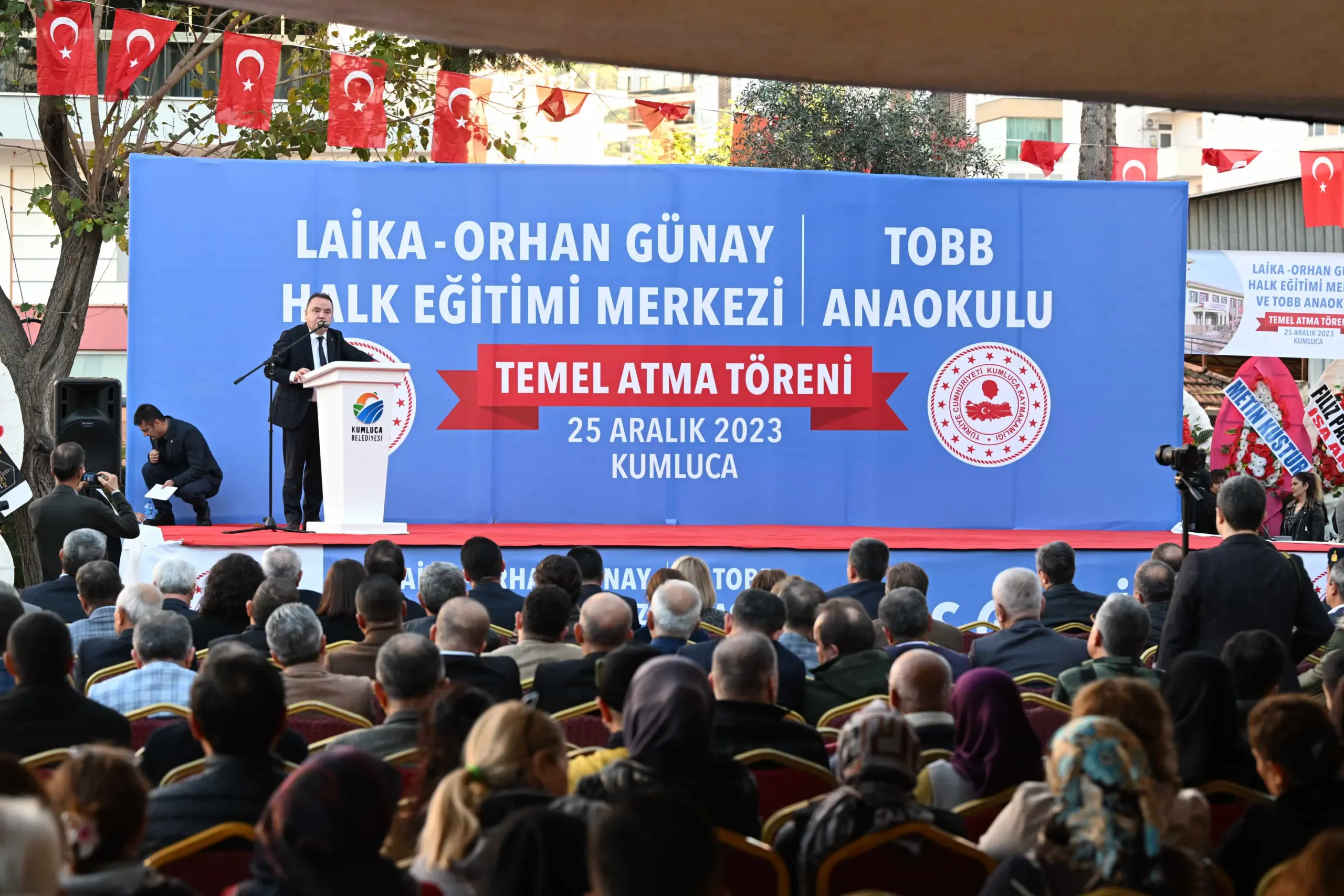 Muhittin Böcek Kumluca Atatürk Stadyumu’ndaki çalışmaları inceledi