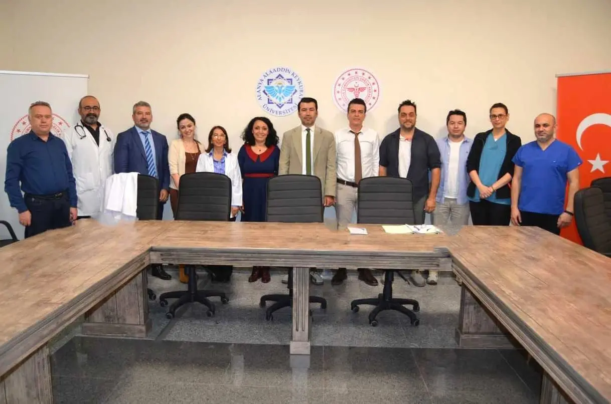 Başhekim Güler, Profesör ve Doçent olmaya hak kazanan hekimlerle bir araya geldi.   