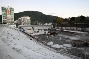 Muhittin Böcek Kumluca Atatürk Stadyumu’ndaki çalışmaları inceledi - Mega TV stad incelemesi 2 min - Mega TV