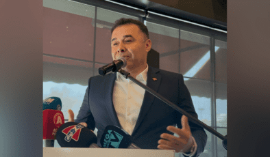 Yücel, basın mensuplarıyla kahvaltıda buluştu