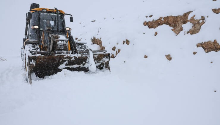 Büyükşehir karla mücadele ediyor
