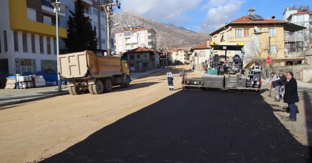 Elmalı’da sıcak asfalt çalışmaları
