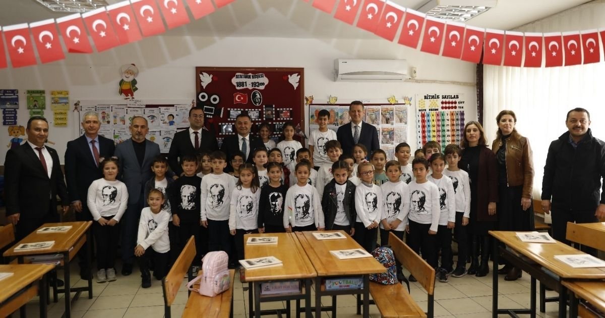 Yücel ve Kaymakam Ürkmezer çocukların karnelerini dağıttı