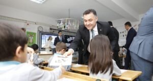 Yücel ve Kaymakam Ürkmezer çocukların karnelerini dağıttı - Mega TV WEBSITE SABLON 2024 01 19T160714.329 - Mega TV