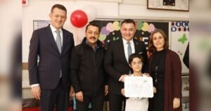 Yücel ve Kaymakam Ürkmezer çocukların karnelerini dağıttı - Mega TV WEBSITE SABLON 2024 01 19T160857.412 - Mega TV