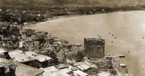 Eski zamanlarda Alanya kızıl kule Eski zamanlarda Alanya kızıl kule