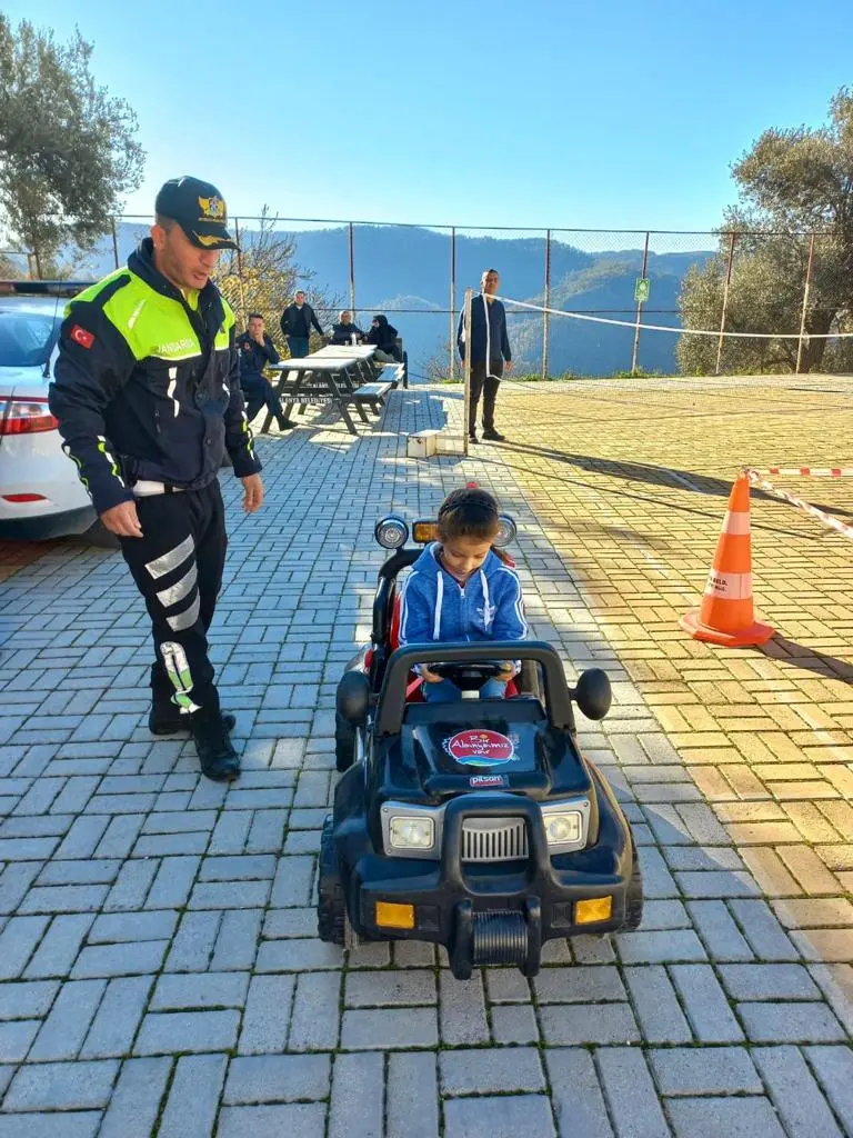 Alanya Belediyesi’nden kırsaldaki çocuklara trafik eğitimi