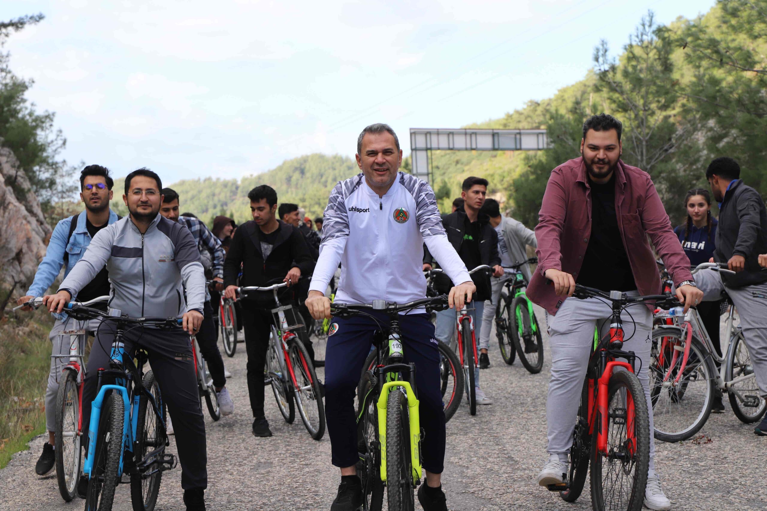 Tavlı, öğrencilerle bisiklet sürdü