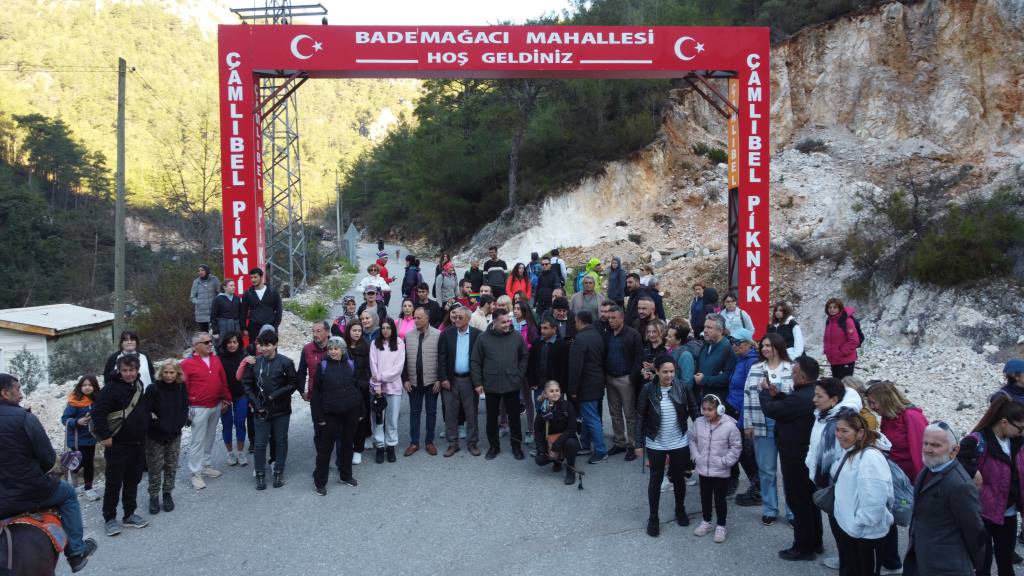 Badem çiçekleri festivale dönüştü - Mega TV 1 5 - Mega TV