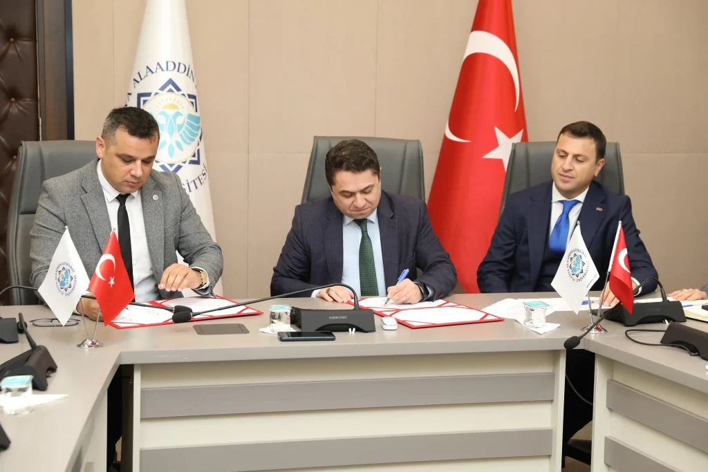 ALKÜ’de işçiler için toplu sözleşme imzalandı - Mega TV 5M3A9876 - Mega TV