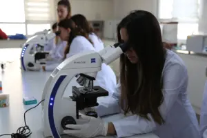 ALKÜ’de sağlık öğrencilerine fırsat eğitimi - Mega TV ALKUDE SAGLIK OGRENCILERINE FIRSAT EGITIMI 5 1 - Mega TV