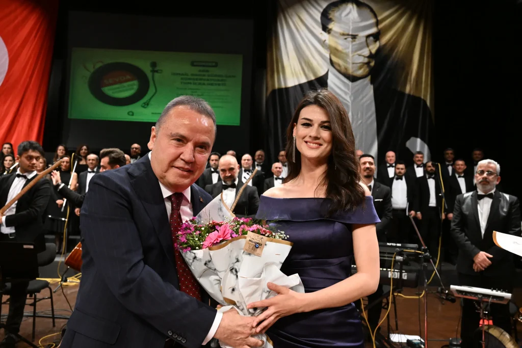 Başkan Böcek “Sevda Türküleri” konserini izledi - Mega TV Baskan Bocek Sevda Turkuleri konserini izledi 16 - Mega TV