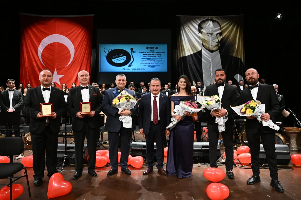 Başkan Böcek “Sevda Türküleri” konserini izledi - Mega TV Baskan Bocek Sevda Turkuleri konserini izledi 17 - Mega TV